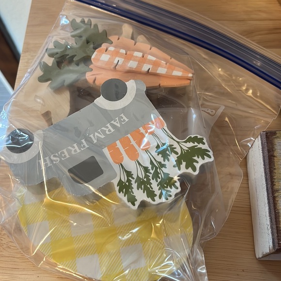 13. Misc lot of Easter decor - Picture 5 of 6